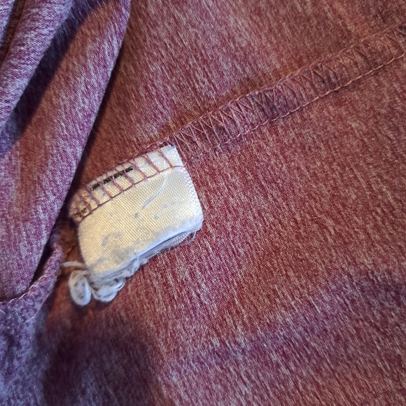 Untuckit men's XL lt red 3 button shirt has small hole puctured, for layering - Picture 6 of 6